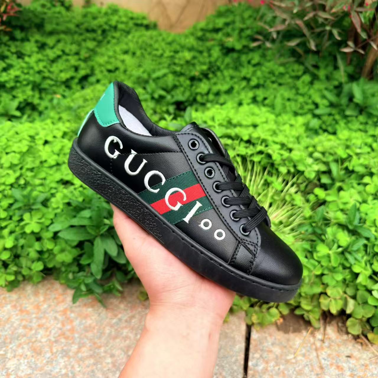Bee Europa marca de moda bordada zapatos blancos ligeros de lujo con suela gruesa de moda para hombres zapatos deportivos de skate de estilo universal zapatos casuales