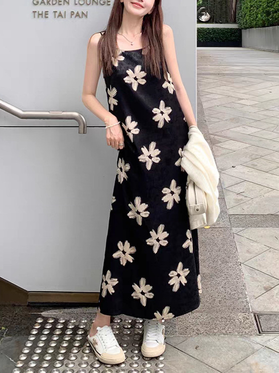 杨杨【春晓语蝶】缎面吊带裙女松弛气质度假绝美连衣裙|undefined