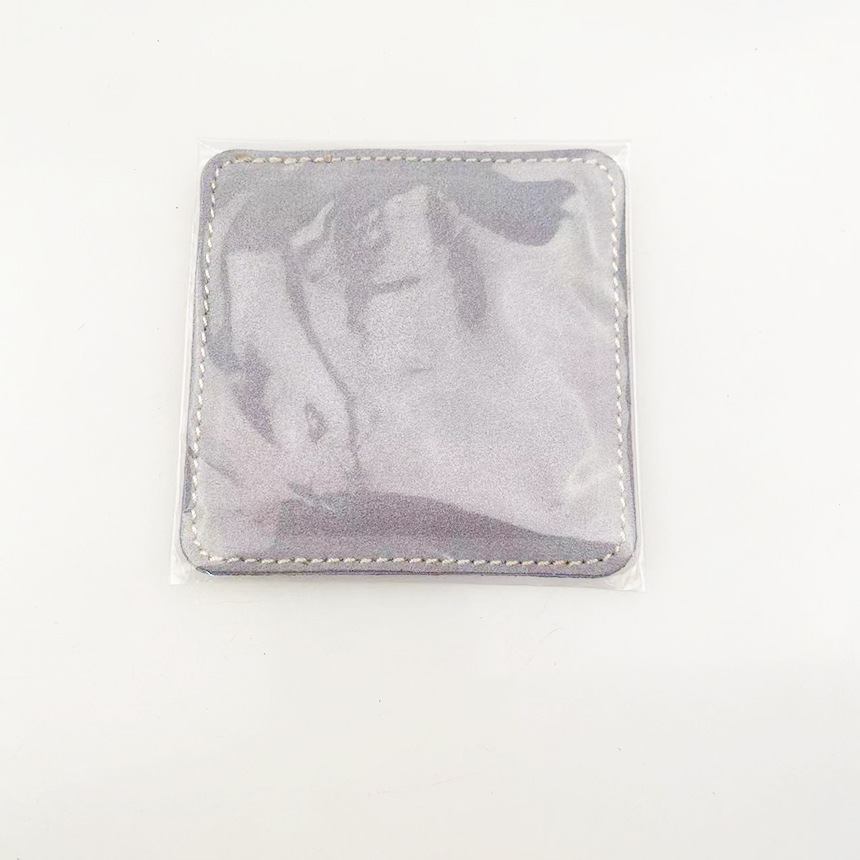 Limpie el cuero suave del club y use el cuero áspero para limpiar el club.