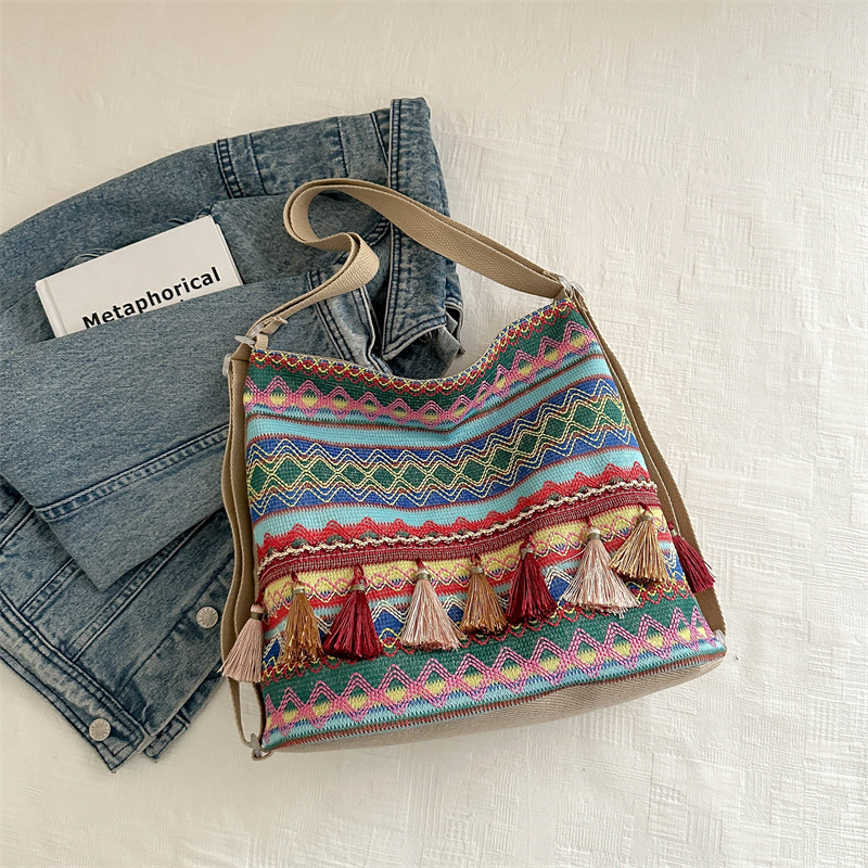Características nacionales bolsas de mano para mujeres 2024 nuevo estilo en línea bolsas de hombro de viajes casuales de moda de chicas bolsas de borda