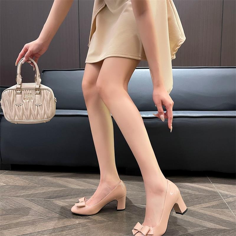 Zapatos de talón alto desnudos en polvo para mujeres 2026 primavera y verano nuevo estilo francés hombre pequeño cómodo aumento del arco temperamento de talón grueso