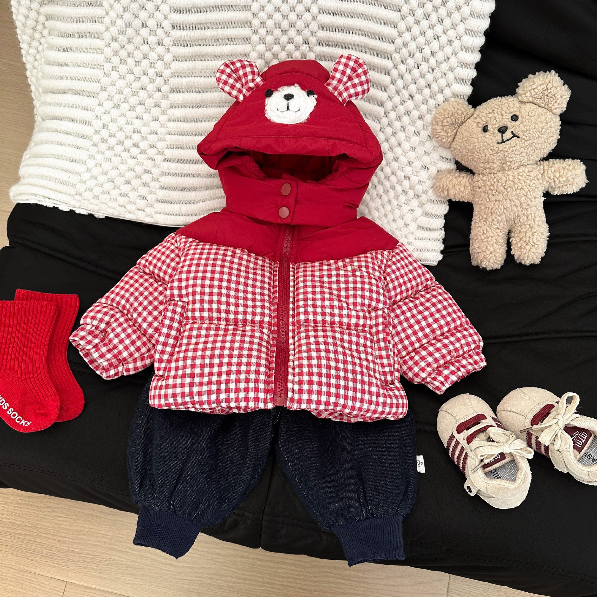 Baby invierno ropa de algodón rojo adorable bebé estilo extranjero retrógrado con capuchón de algodón engrosado chaqueta de algodón cálida