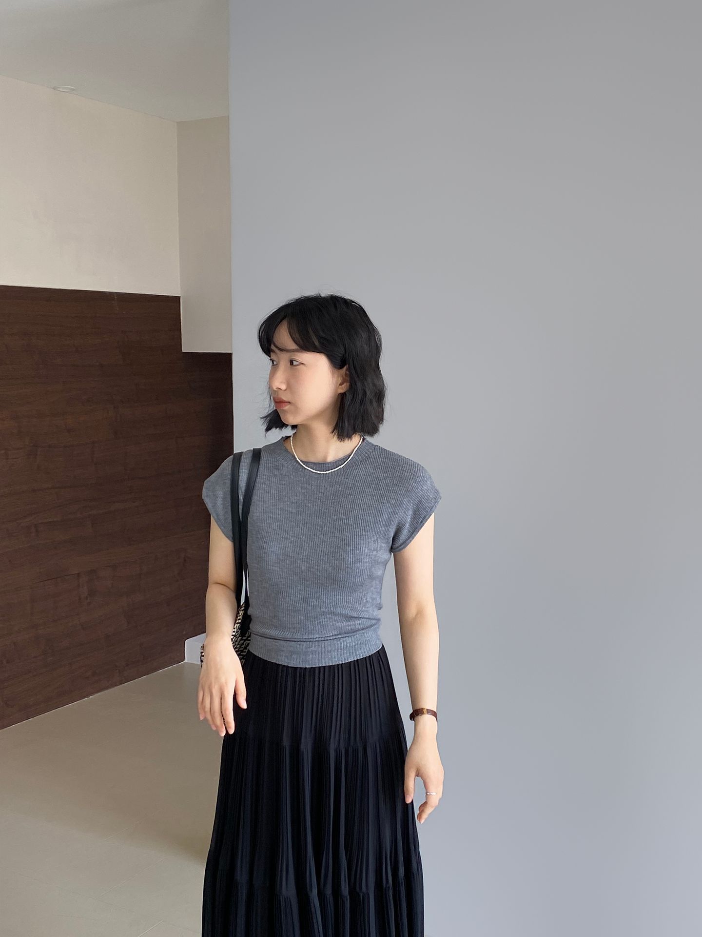 짙은 회색