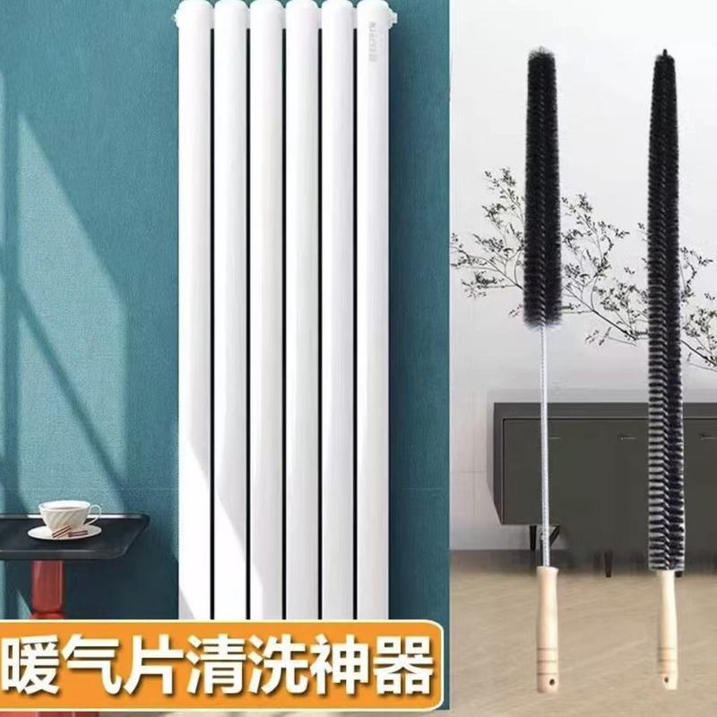 暖房器具の隙間を掃除します。家庭用暖房扇風機のパイプのほこりブラシのヒーターの小さい太陽の掃除ブラシです。|undefined