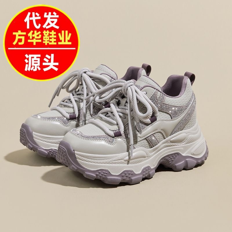Pequeños zapatos de suela gruesa para mujeres 2026 nueva primavera versátil correr ligera antideslizante zapatillas deportivas pequeñas