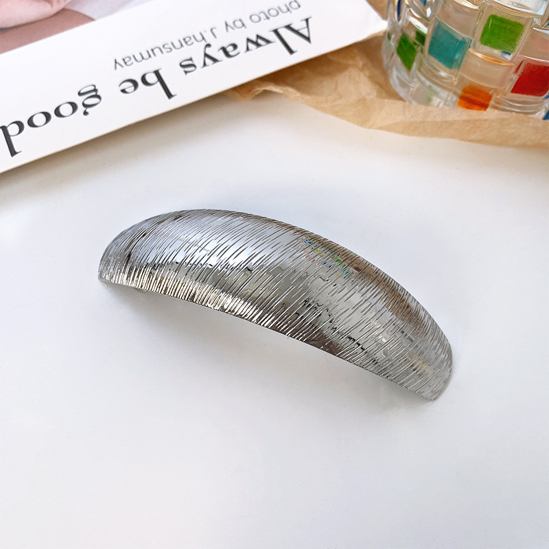 シンプルでファッション的な金属の一字スプリングが外に出ます。|undefined