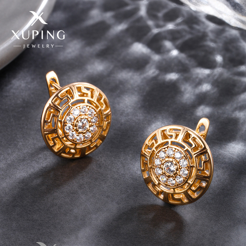 Xuping Jewelry Moda Retro Redondo Gran Muralla Patrón Diamante Aleación Orejas Aleación Pendientes de temperamento chapado en oro Mujer