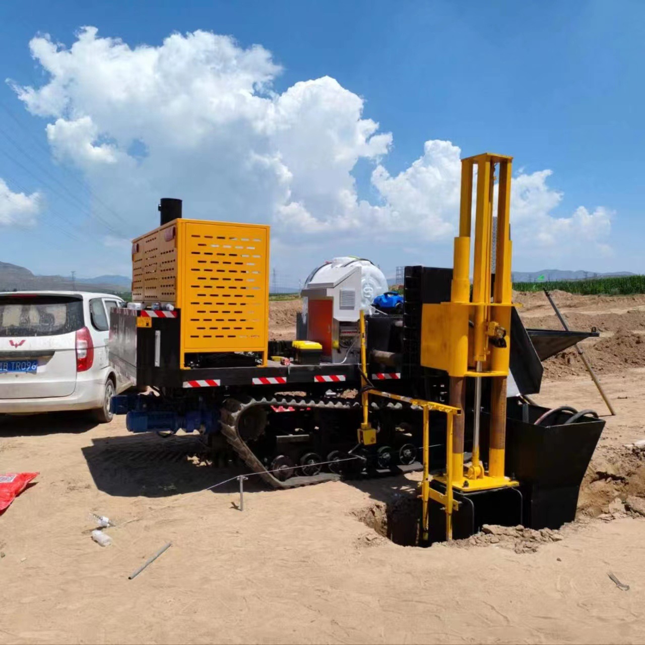 路肩石滑模机 三英公路排水沟滑膜机 路肩滑模摊铺机