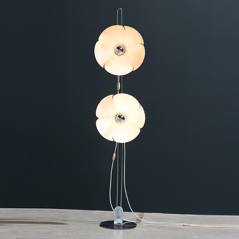 Nordic designer petal floor lamp middle-ancient creative living room bedroom Study Exhibition Hall internet celebrity light luxury vertical lamp