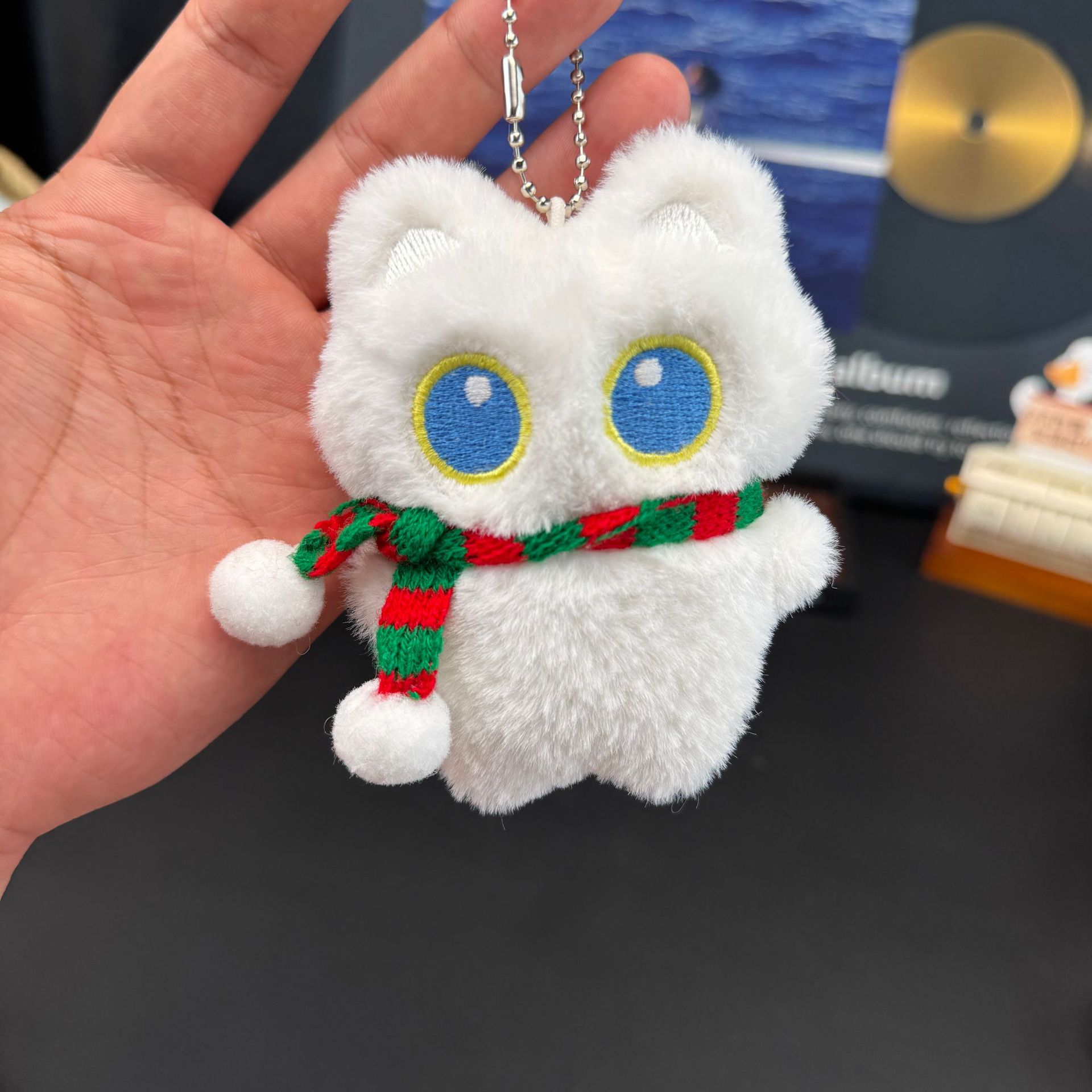 전신 흰색 고양이 + 녹색과 빨간색 스카프