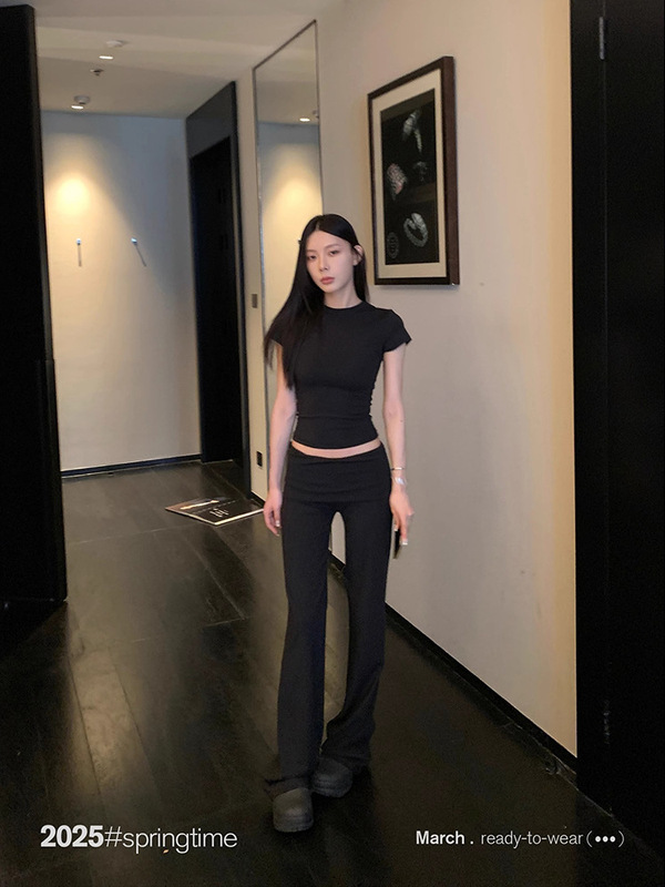ライトラグジュアリーホットガールブラックスーパースリム韓国カジュアルスポーツスーツレディーススリムヨガ半袖Tシャツトップスとパンツ|undefined