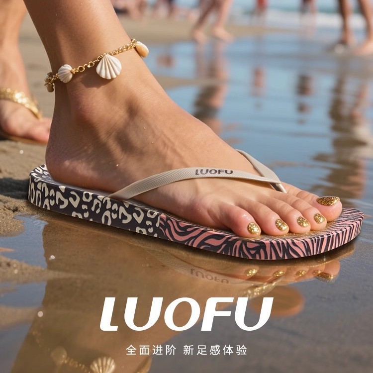 Zapatillas de verano Luofu para mujer 2025 ropa exterior antideslizante moda casual playa chanclas de fondo suave ligero al por mayor