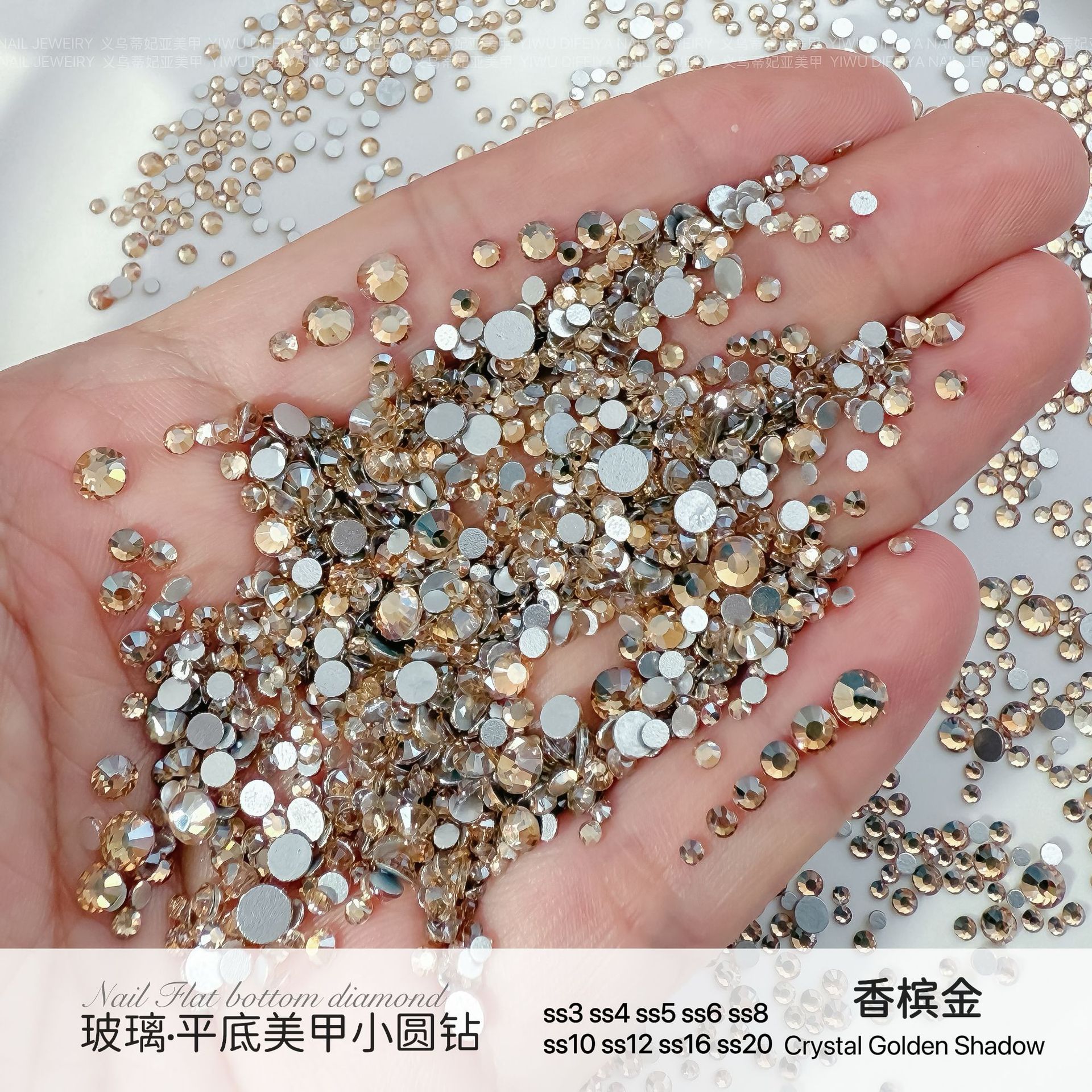 은색 배경에 골드 샴페인