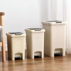 二重に開いたゴミ箱を足で踏む家庭用ゴミ箱は、ふた付きの手でトイレのリビングルームの寝室のゴミ箱を押す