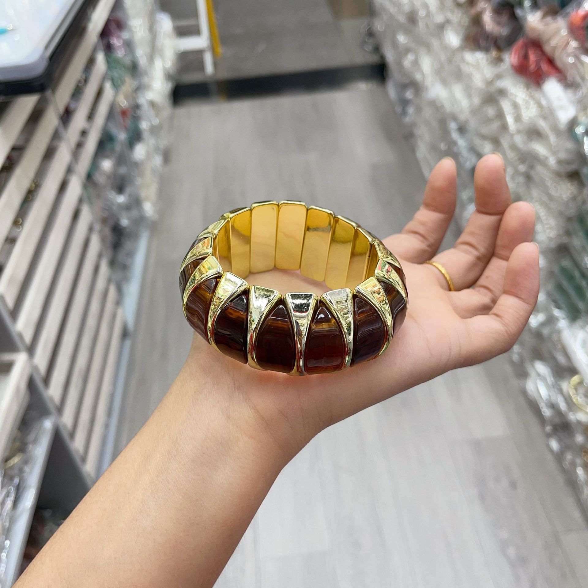 67g Weight Bangle Classification Arylic Chain Material 1 Piece Quantity Holiday, Street Occasion Acrylic Material Geometric Pattern All Seasons Season Women's Gender Retro, Exaggerated Style Retro Exaggerated Geometric Acrylic Bangles Wholesale 8