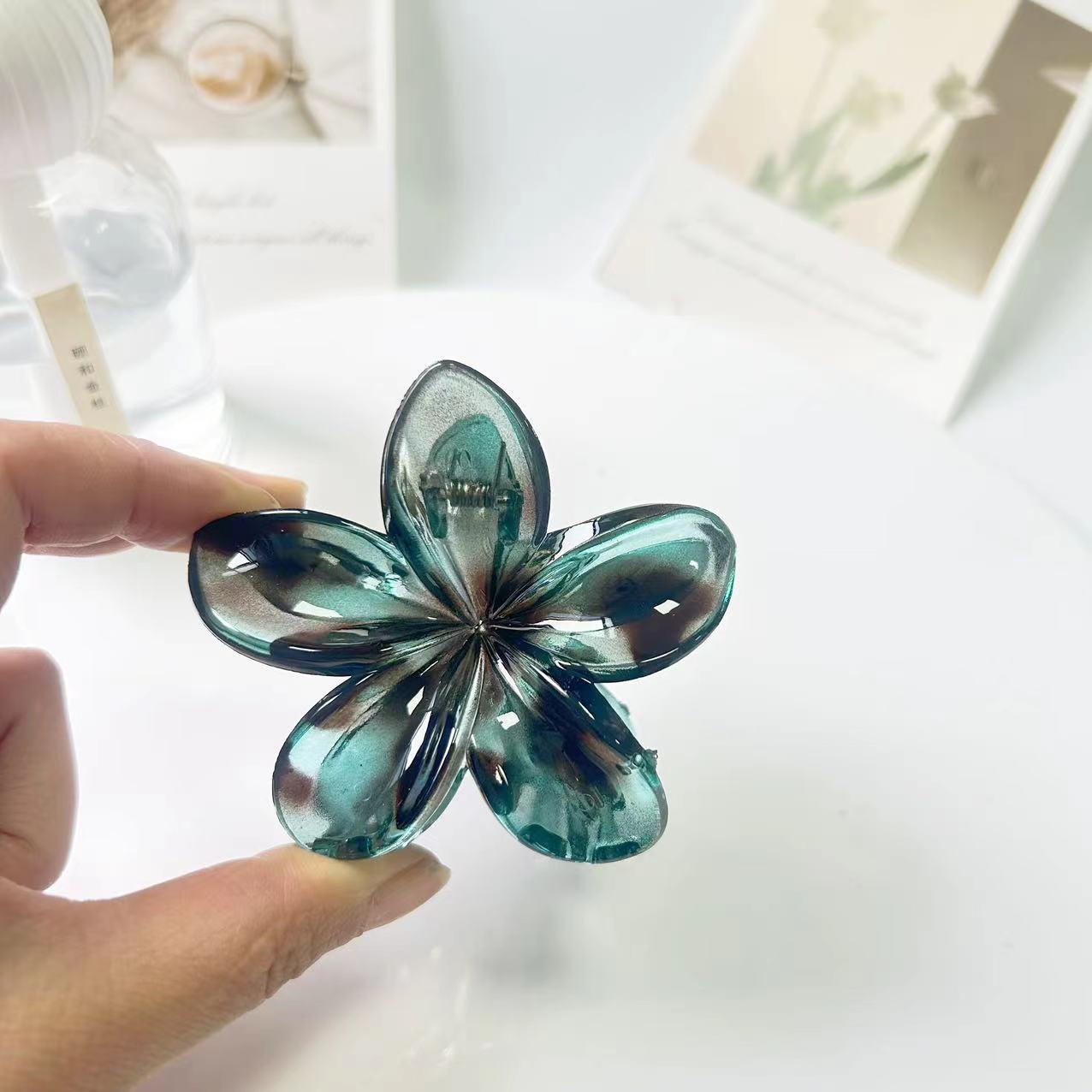 투명한 푸른 거북이 껍질