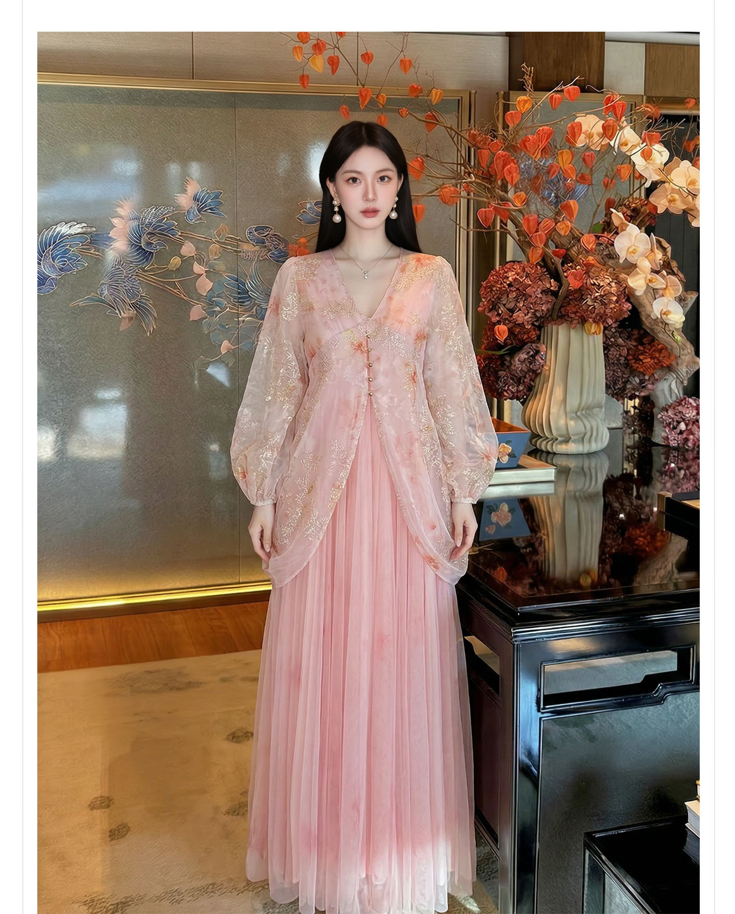 Đầm maxi nữ thắt eo phong cách tân cổ điển, cổ xẻ tà, tay ngắn, họa tiết hoa nhí trên vải voan lưới, thêu kim tuyến và cúc bọc vải — màu hồng chi tiết 8