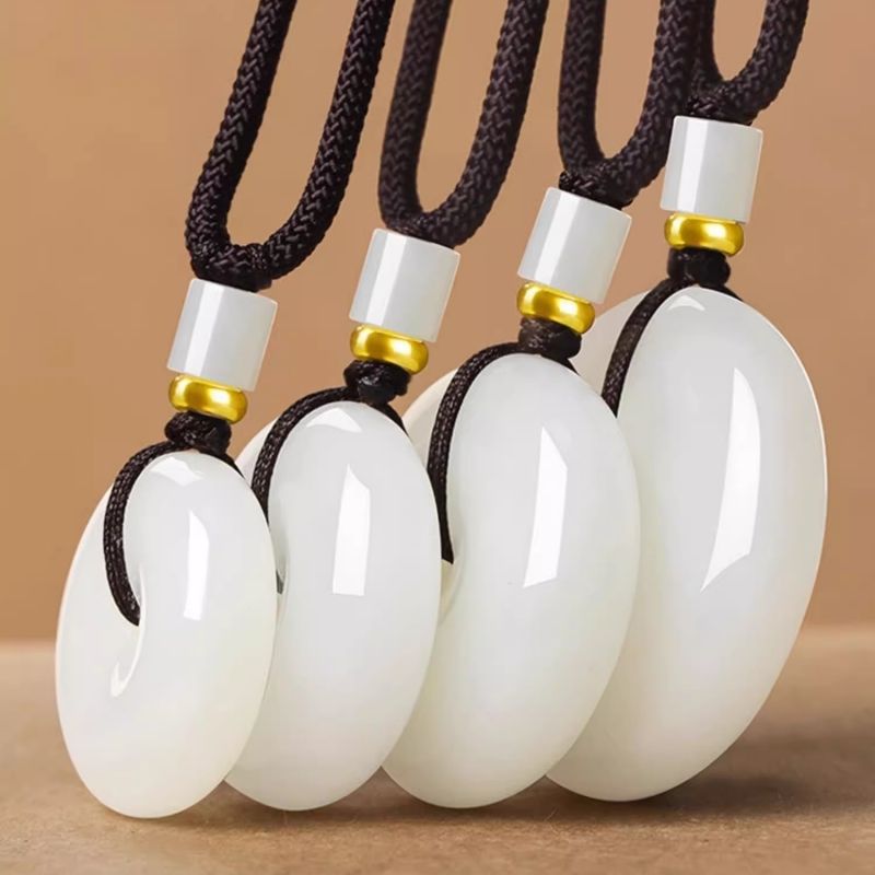 Mặt dây chuyền ngọc Hetian hình bình an khóa tự nhiên, đường kính 26–30 mm
