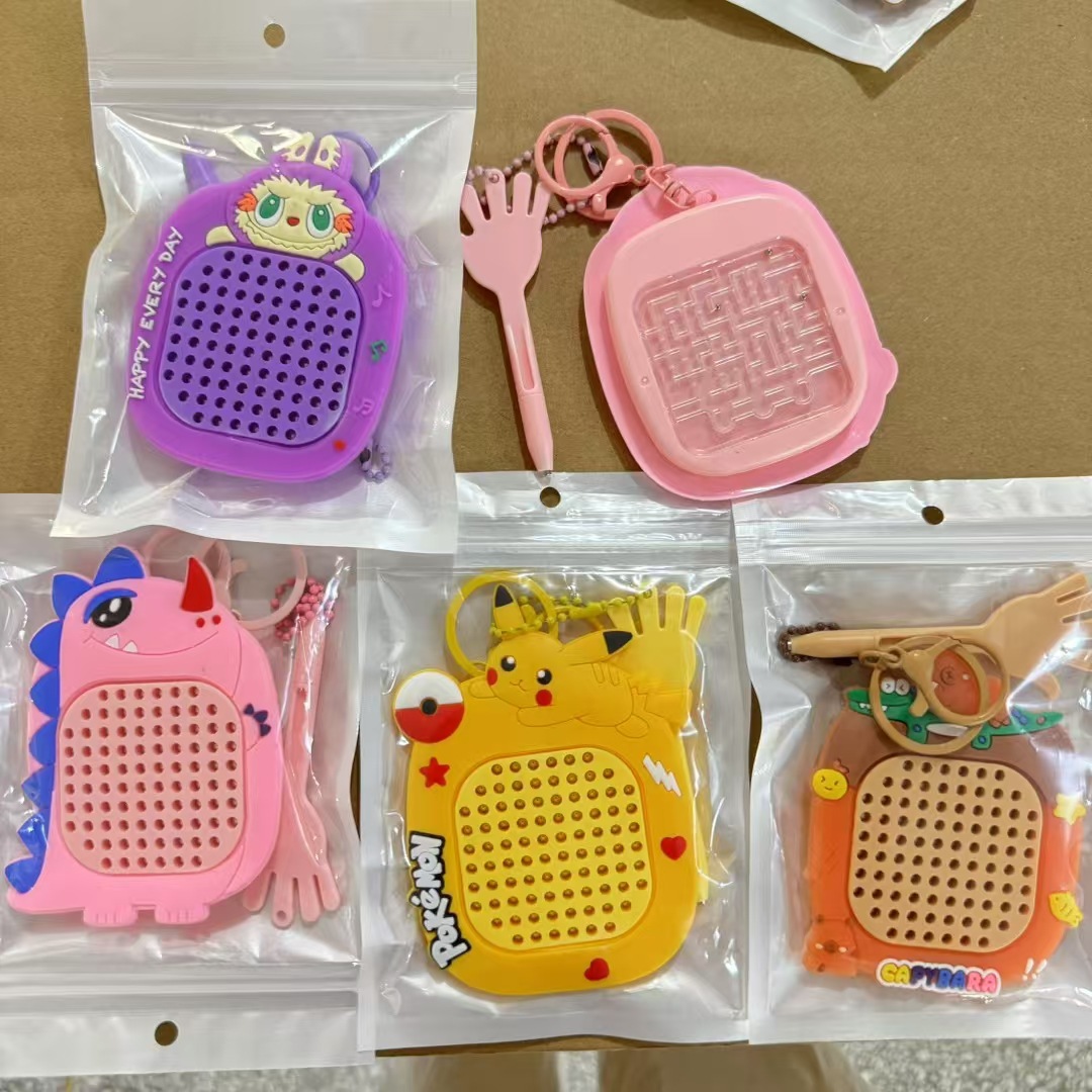 Llavero de dibujos animados creativo Tablero de dibujo magnético, laberinto de cuentas para caminar, descompresión, mochila escolar de juguete, puesto colgante, pequeño regalo al por mayor