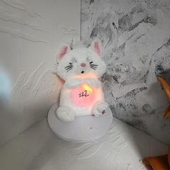 呼吸シリーズの新商品が可愛いメアリー猫があごをつけて居眠りしています。