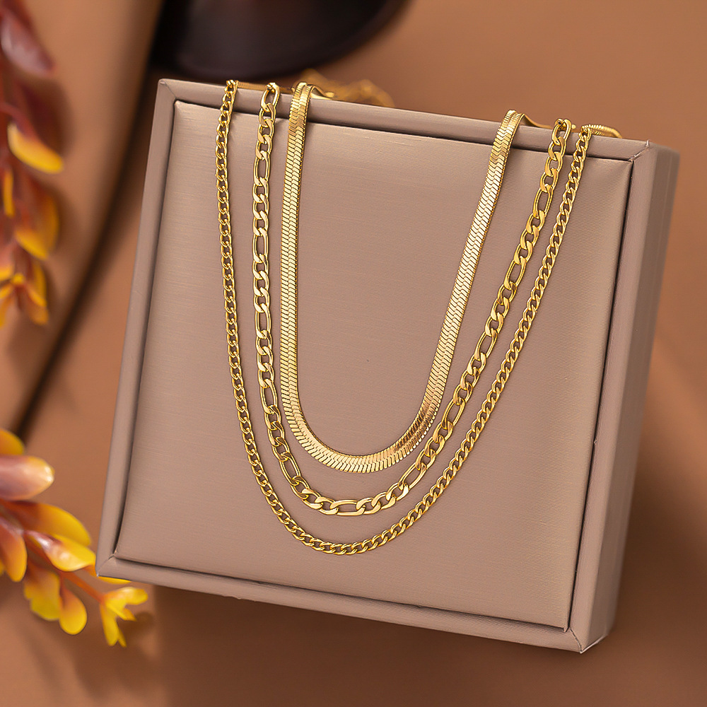 [collar de acero de titanio dorado + acero] collar de amor de nicho con cadena de clavícula avanzada en la moda de lujo ligero femenino