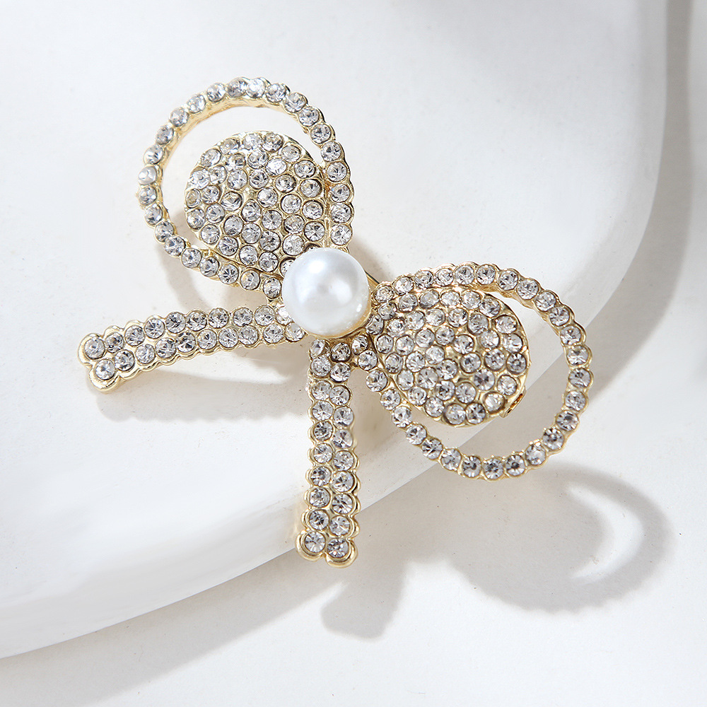Koreansk mote skinnende sløyfe diamantperlebrosje legeringsnål dameklærtilbehør_voghion.com