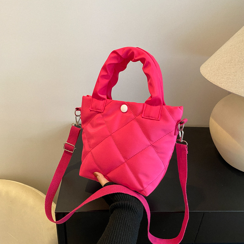 Bolso de moda simple de color sólido en invierno 2024 nuevo estilo de estilo estilo estilo de invierno de un solo hombro mochila bolso de cubo de agua casual