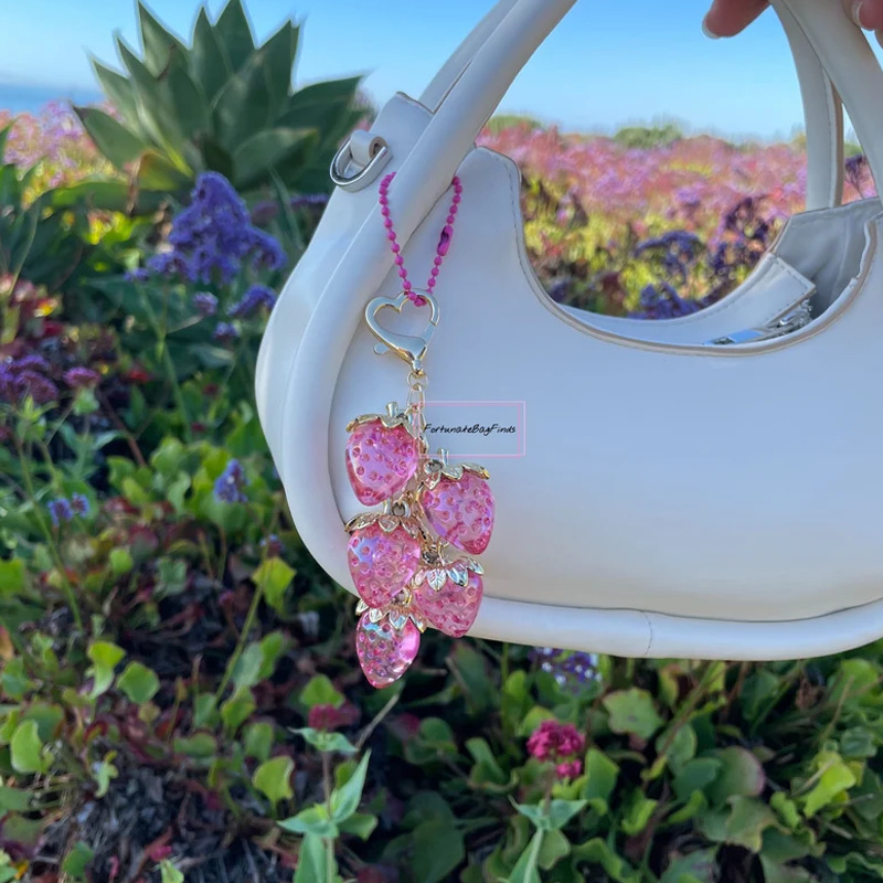 Venta caliente transfronteriza ins Último llavero de fresa de simulación Joyería de frutas de resina de color Mochila escolar de estudiante Adorno femenino