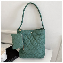 棉服爱心绣线包包女2023新款潮大容量洋气水桶包羽绒棉单肩子母包