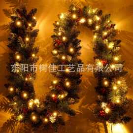 厂家直供红果+松果+松针藤条LED暖灯圣诞树装饰品pvc材质花环跨境