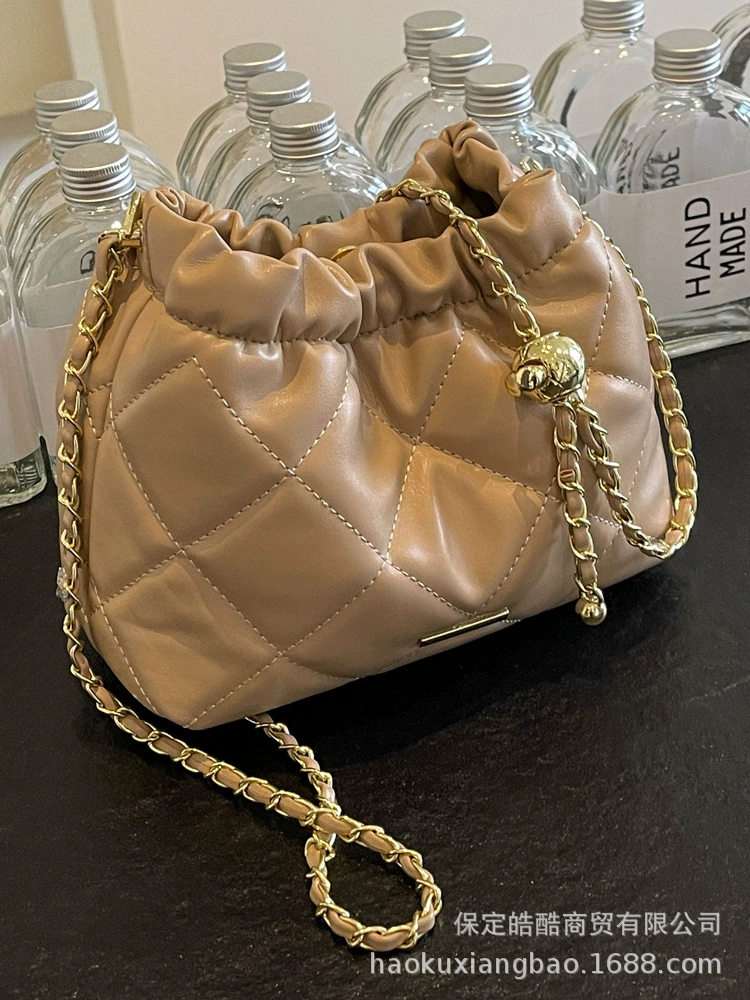 Chain shoulder bag, quilted one‑shoulder, spacious, 2023 collection