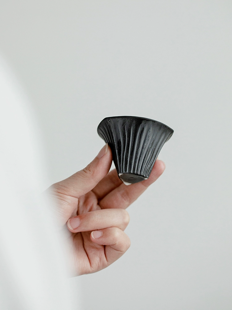 Jet black three-legged ceramic tea cup home creative ceramic tea cup single master cup kung fu tea cup