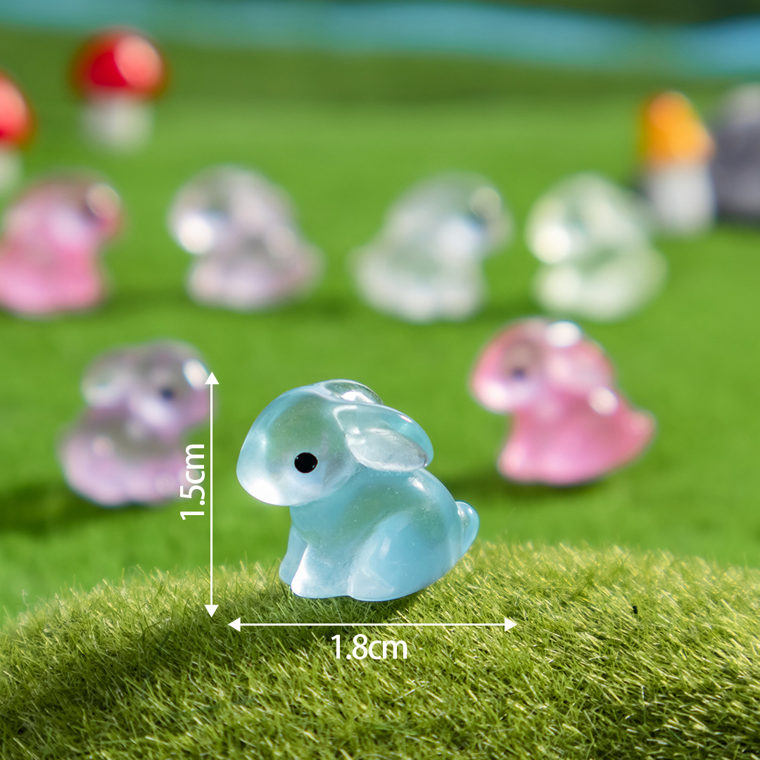 귀가 긴 어둠 속에서 빛나는 작은 동물 토끼 모듬