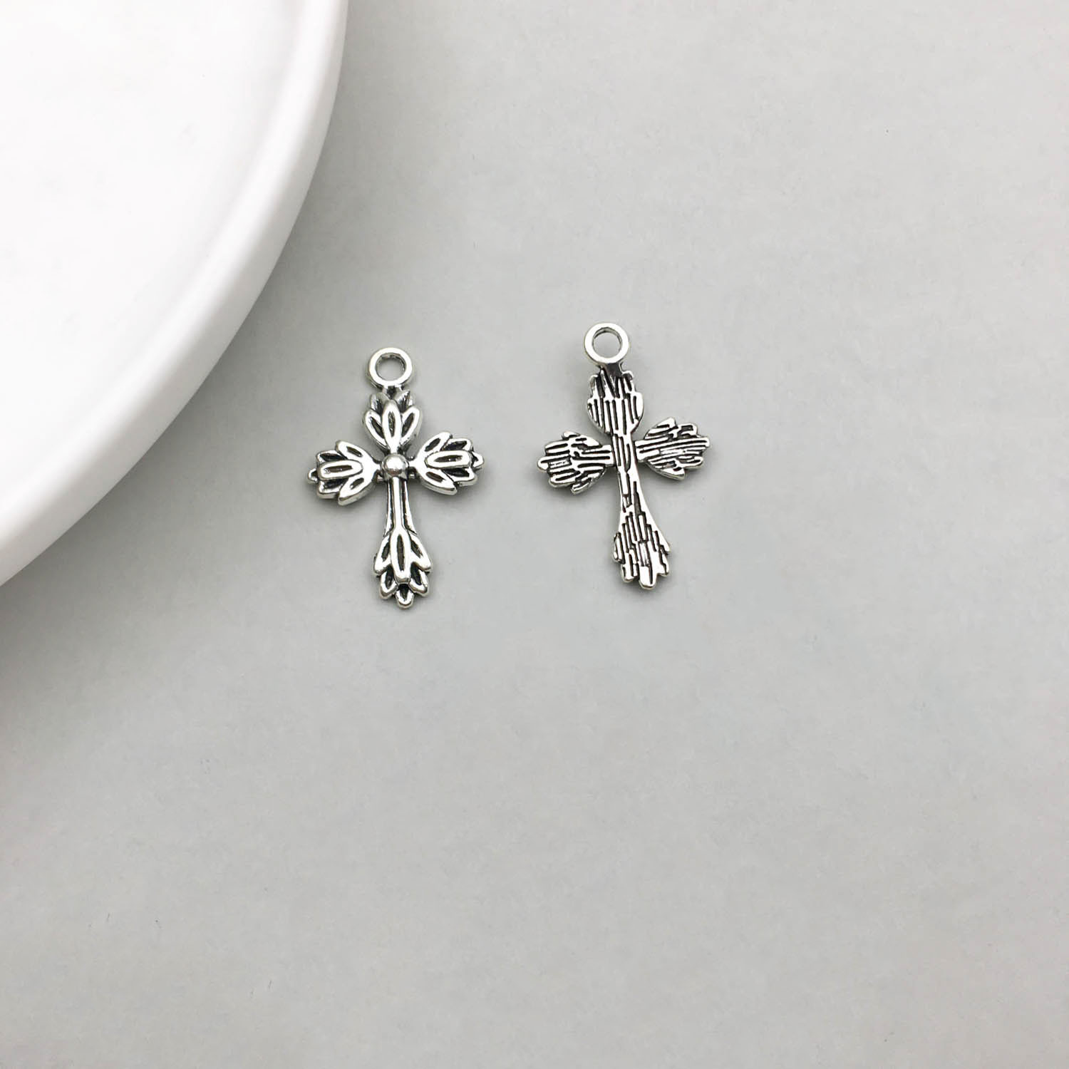 1 Nueva antigua aleación de plata Cruz serie simulación amor Cruz colgante DIY accesorios de la joyería
