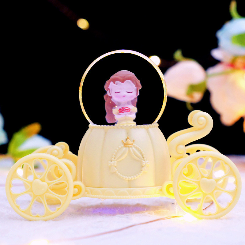 漫画のロリータの女の子の車のライトの雪の音楽のイルミネーションの水晶のボールのオルゴールの子供の学生の贈り物の卸売り|undefined