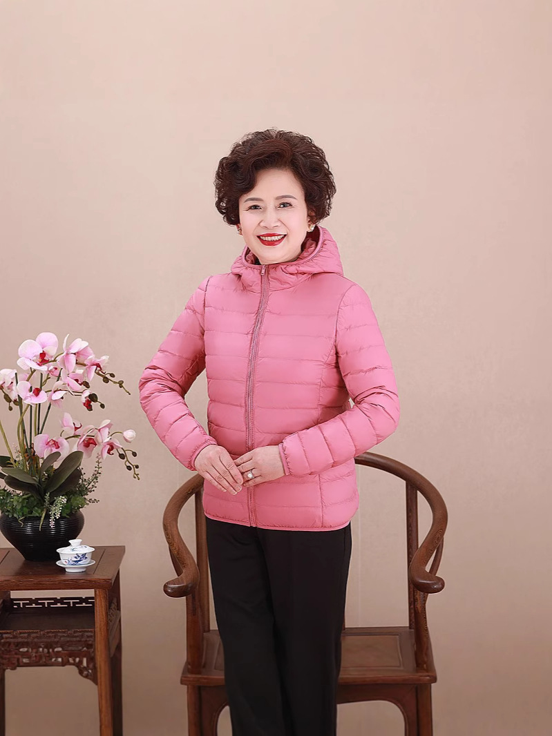Chaqueta de pluma transfronteriza ligera y delgada nueva dama de mediana edad madres con chaqueta corta con capuzas más grasa MM gruesa