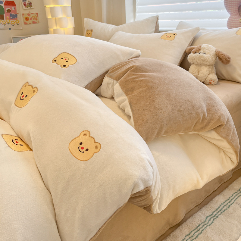 Leche de seda cama de cuatro piezas 2025, nuevo otoño y invierno de seda de coral, sábanas de calentamiento gruesas, colchón de cama de tres piezas