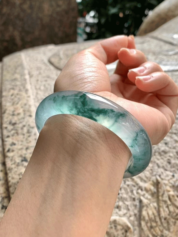 Bracciale in giadeite naturale birmana di tipo A. Bracciale rigido in giada_voghion.com