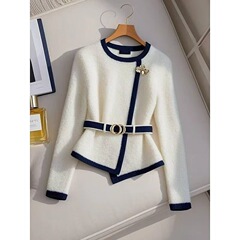 秋の新作の小香風の白いニットのカーディガンの上着のデザイン感が小さいです。