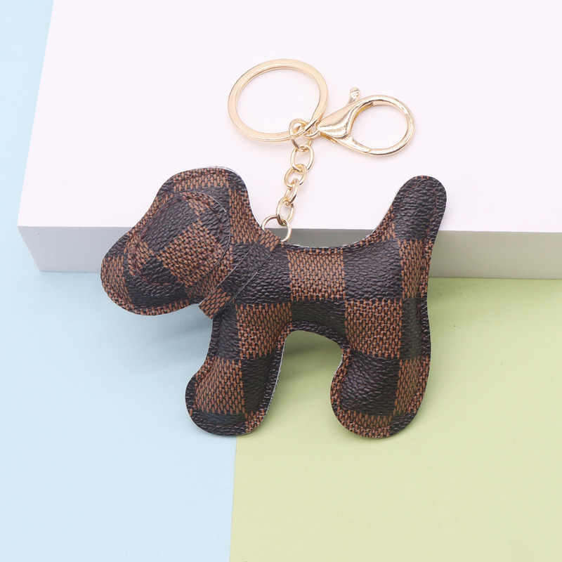 多色の創意的な子犬の鍵は革の掛け物を掛けます。|undefined