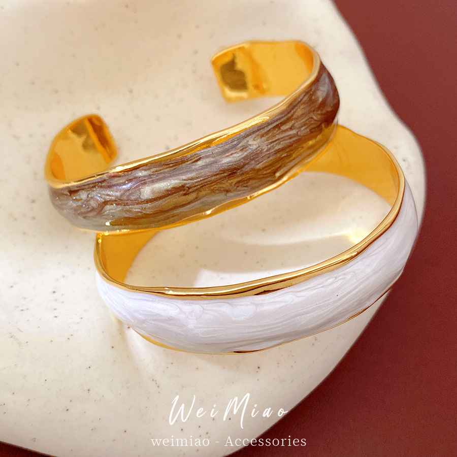 Brazalete ondulado de oro real galvanizado con goteo de aceite, pulsera de exageración de personalidad transfronteriza europea y americana, joyería de nicho de lujo ligera