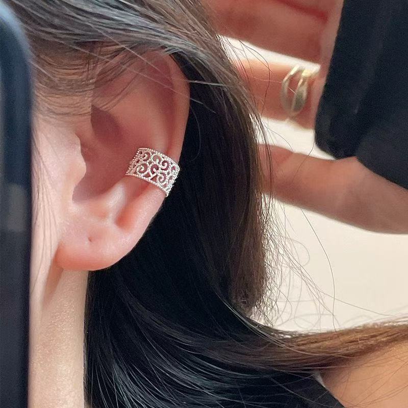 Clip de oreja de encaje hueco sin perforación, diseño de nicho, estilo minimalista simple, accesorio de oreja para mujer, nuevo estilo 2026.