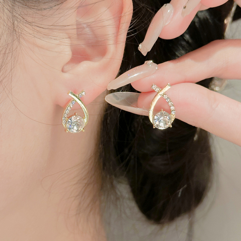 S925 aguja de plata Corea del Sur exquisito diamante Cruz pendientes luz lujo temperamento nicho avanzado diseño pendientes