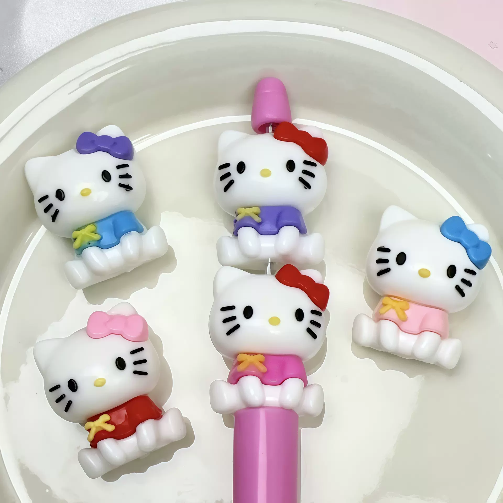 坐姿带孔凯蒂猫卡通橡胶散珠KT猫蝴蝶结散珠diy手机链配饰批发