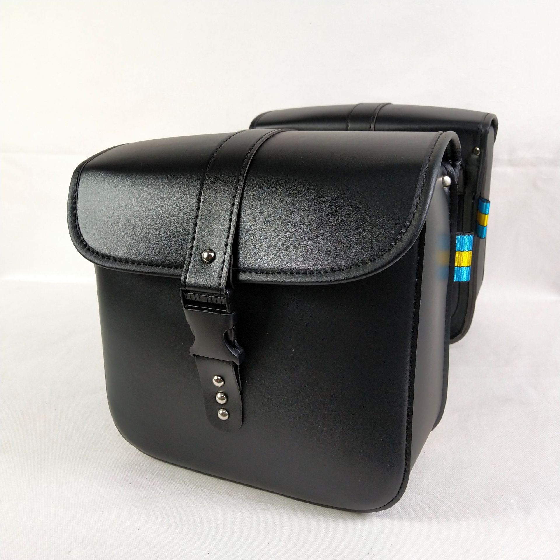 Oferta especial bolsa lateral de la motocicleta caja lateral bolsa colgante de cuero Harley Prince modificado bolsa de caballero coche eléctrico bolsa lateral aplicable