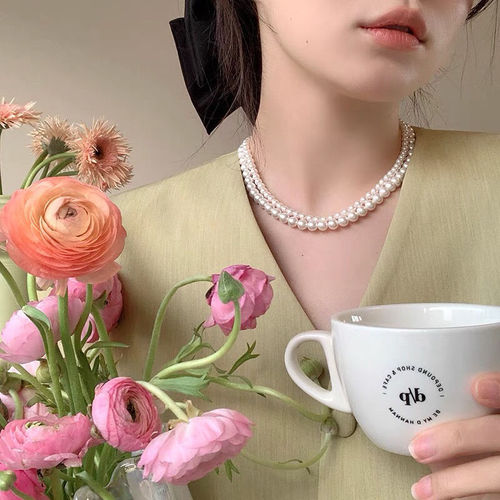 A versatile pearl necklace with a Korean fever-inspired style, featuring an Instagram-worthy, niche, and retro charm for stacking, a choker chain, and a minimalist neck chain.