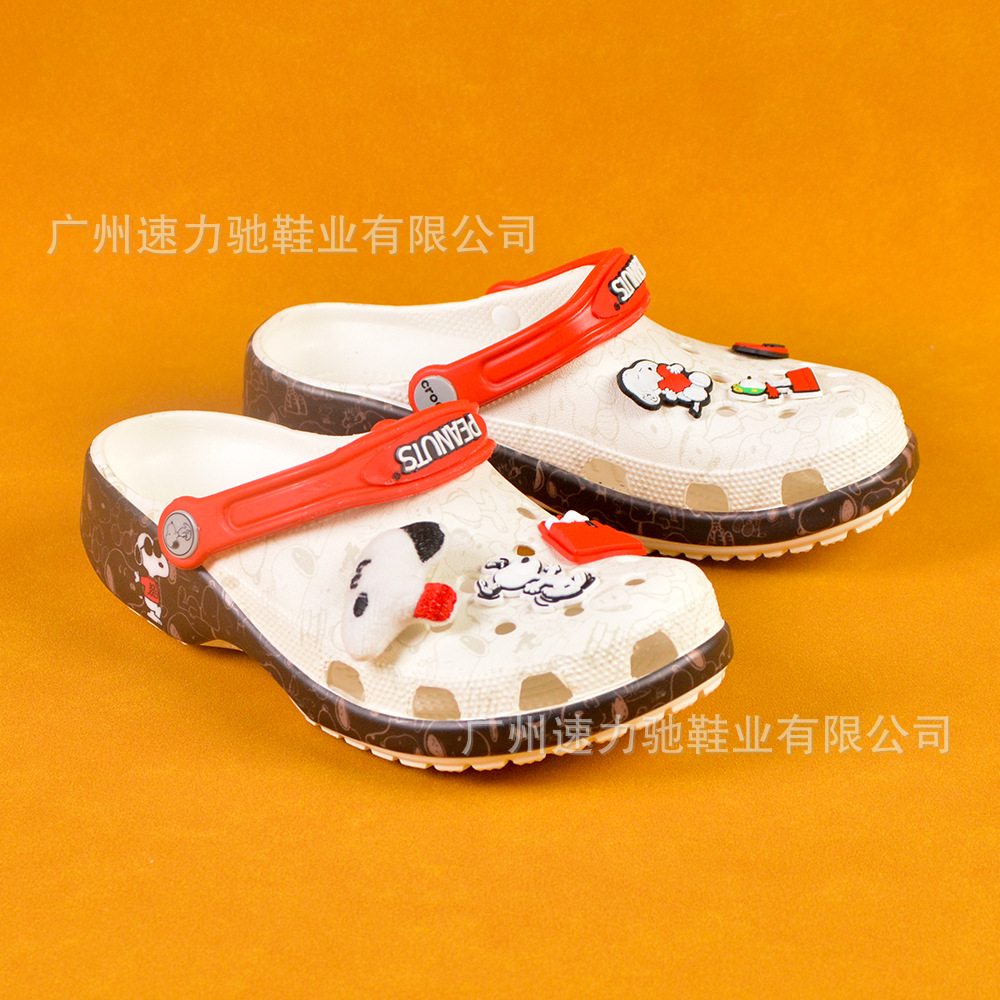 Zapatos con agujeros para niños de marca compartida de Snoopy de segunda generación, zapatos de playa geniales, zapatillas de Baotou personalizadas casuales antideslizantes y transpirables