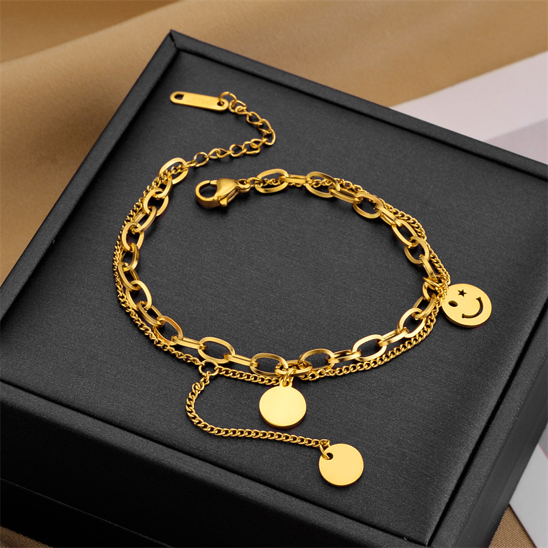 Nueva venta caliente de Europa y América de pulseras de acero de titanio de mujeres estilo de moda personalidad no decoloración pulseras de joyas de mano anti-desvanecimiento chapado en oro