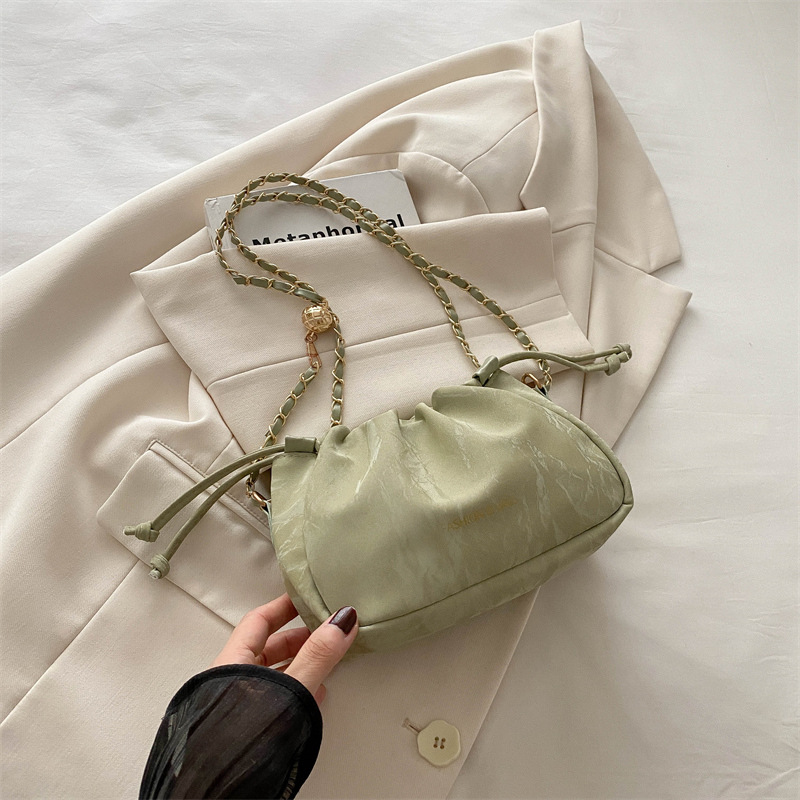 Cadena de nicho bolso pequeño de todo fósforo para mujer bolso de axila de moda de alta gama versión coreana bolso de cubo de mensajero para mujer de un solo hombro