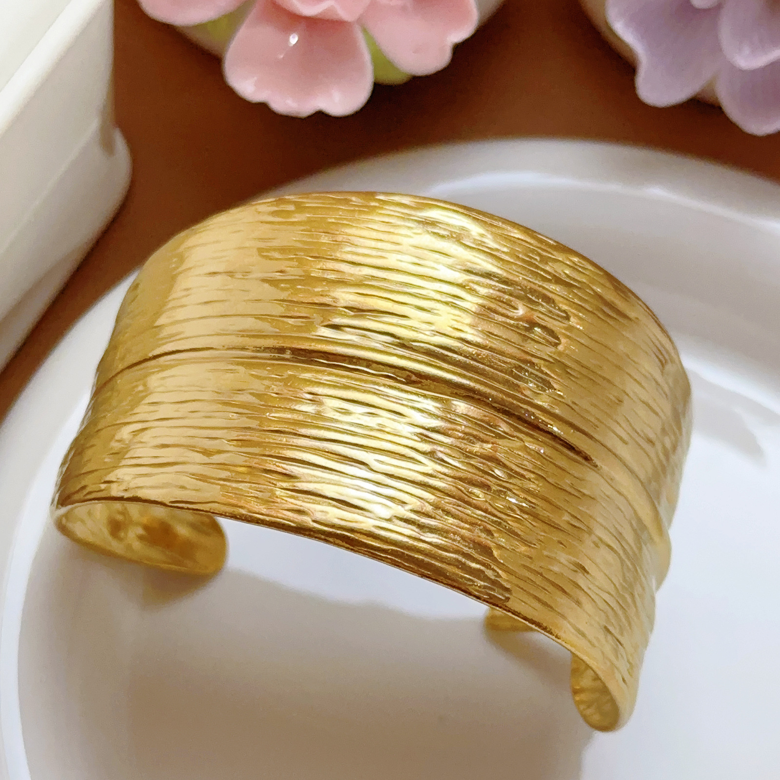 Diseño de nicho retro exagerado industrial pesado relieve tridimensional textura dorada irregular abertura brazalete de anillo para mujeres